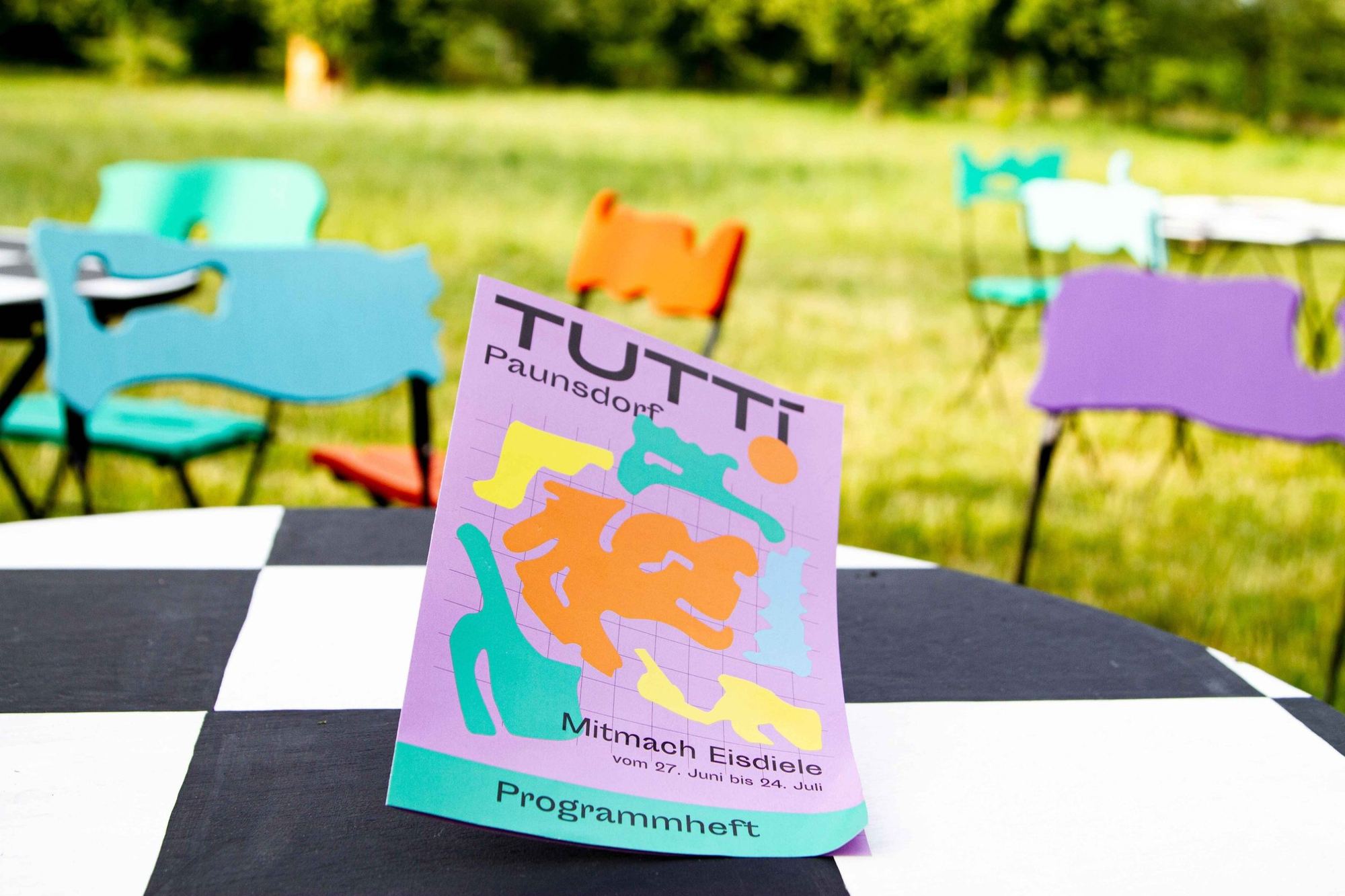 Programmheft Tutti Paunsdorf auf einem Tisch